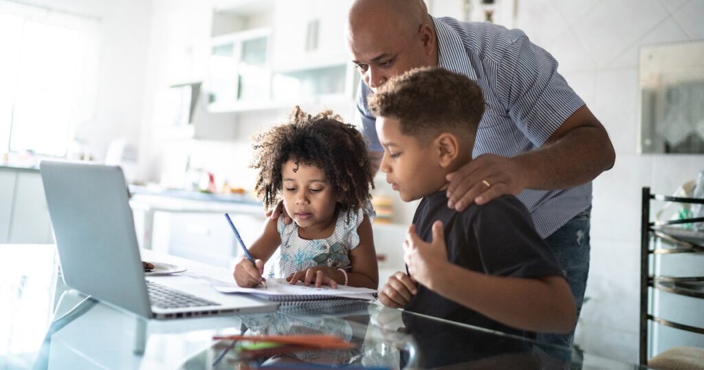 Comment aider les enfants à se concentrer et à faire attention lorsqu'ils s'écartent de la tâche