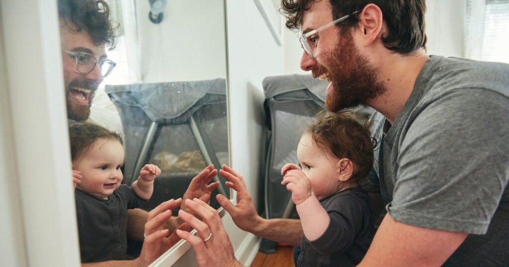 Les 5 étapes de la conscience de soi expliquent ce que les bébés voient dans le miroir