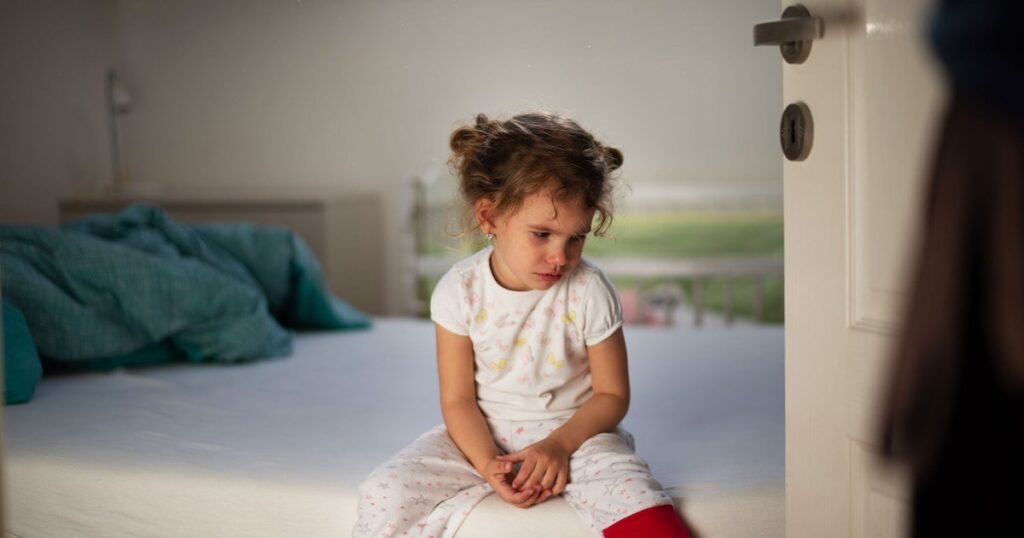 Les parents qui crient après les enfants les affectent psychologiquement.  Voici comment arrêter.