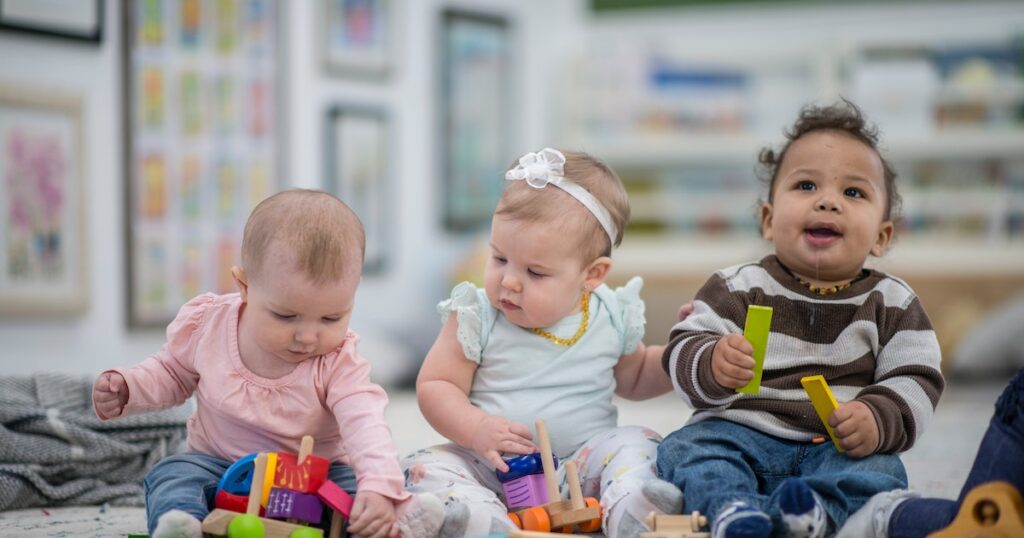Quand les bébés commencent-ils à s'asseoir ?  L'âge varie beaucoup