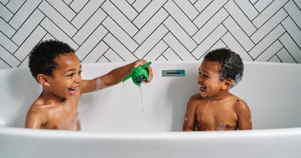 Quand les frères et sœurs doivent-ils arrêter de prendre des bains ensemble ?