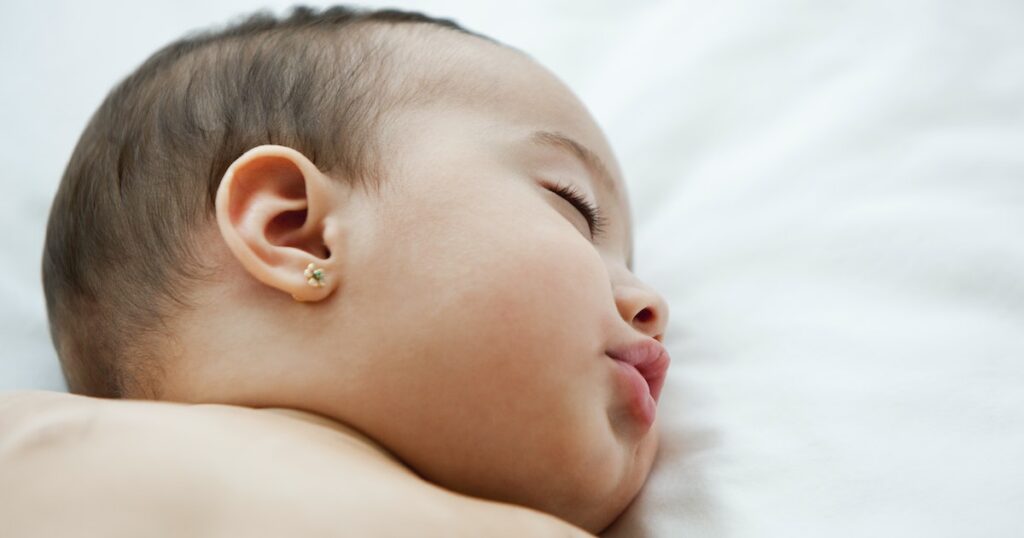 Quand peut-on percer les oreilles d'un bébé ?  Un pédiatre explique