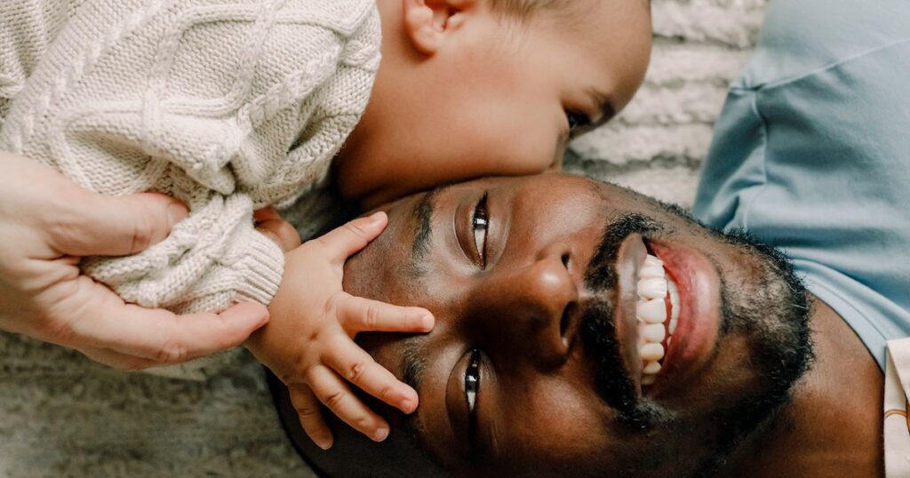 Qu'est-ce qu'un papa ?  Comment la réalité d'être un père surprend les hommes américains