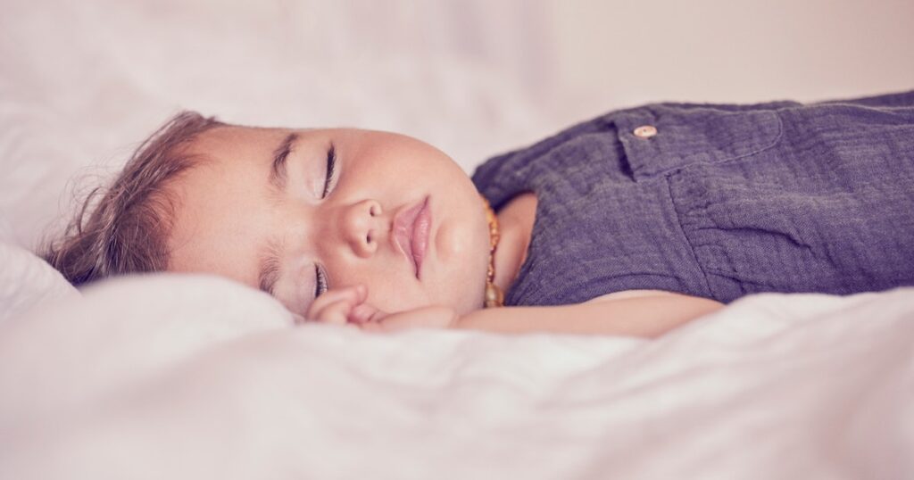 Comment faire en sorte que votre tout-petit reste au lit toute la nuit