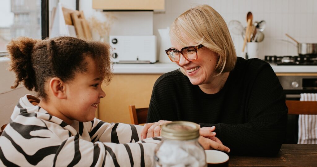 4 règles pour élever des enfants ouverts d'esprit qui écoutent les autres