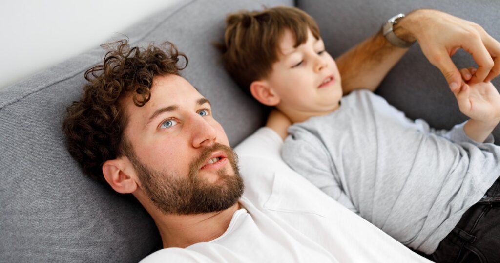 7 phrases toxiques que les parents doivent arrêter de dire à leurs fils
