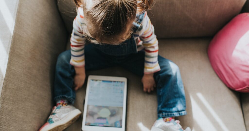 Comment le temps passé devant un écran crée des enfants « accros à la dopamine » avec de mauvaises habitudes