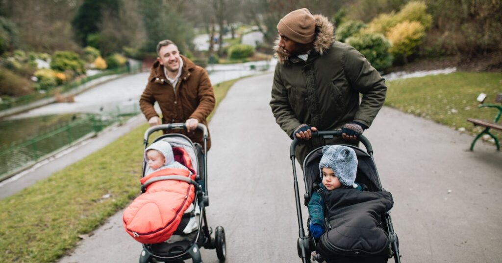 Comment les enfants apprennent-ils à se faire des amis ?  Ils regardent papa
