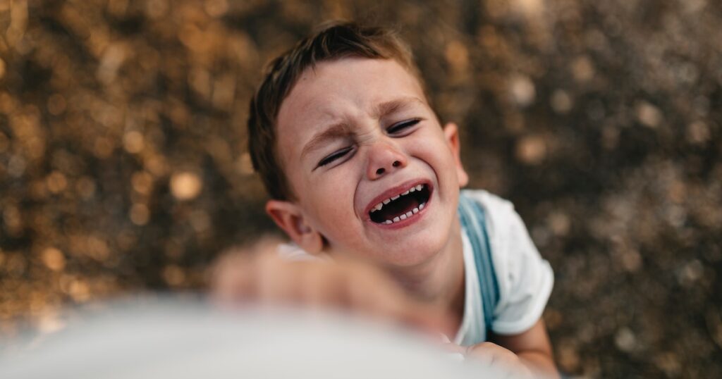 La science derrière les deux terribles, les enfants ennuyeux et le sarcasme des adolescents