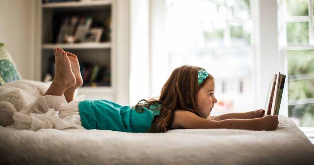 À quel âge peut-on laisser les enfants seuls et pendant combien de temps ?