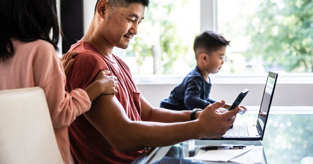 Les parents qui utilisent le temps passé devant un écran pour se détendre sont de pires parents