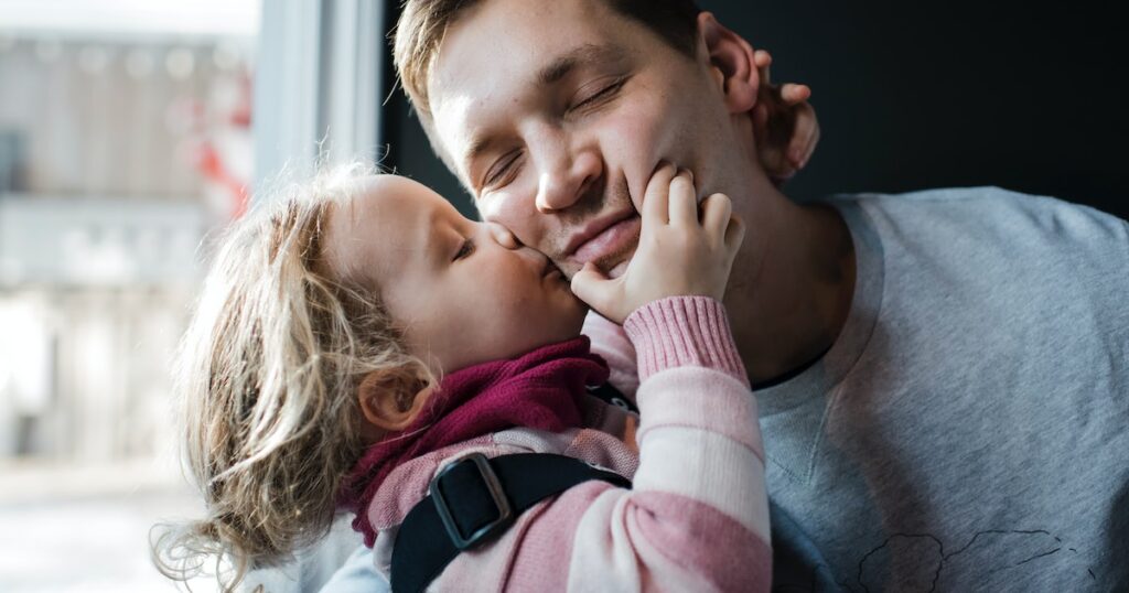 Comment enseigner les limites à un enfant trop affectueux