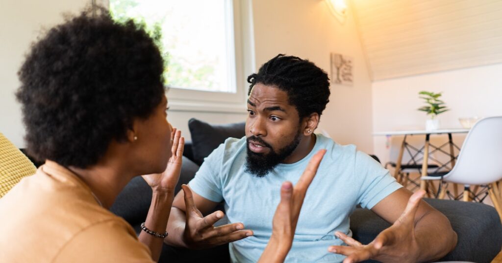 Le cycle "critiquer-défendre" peut ruiner les relations.  Voici comment s'échapper