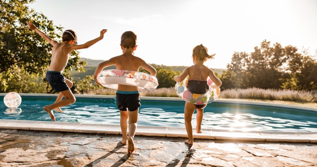 Beaucoup trop de parents laissent leurs enfants nager sans surveillance