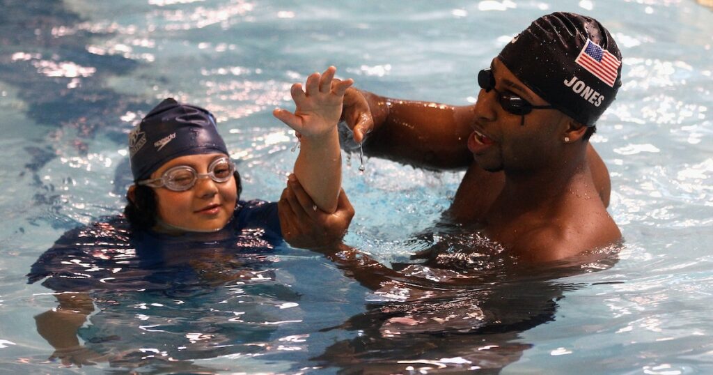 Conseils de sécurité aquatique pour les parents du médaillé d'or olympique Cullen Jones