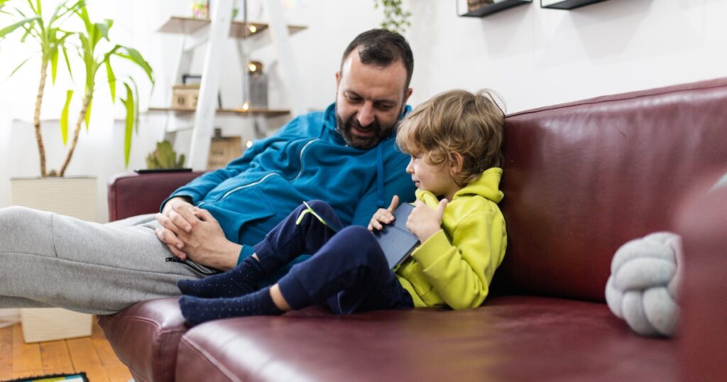 Quand devez-vous parler à votre enfant de son autisme ?  Dès que possible.