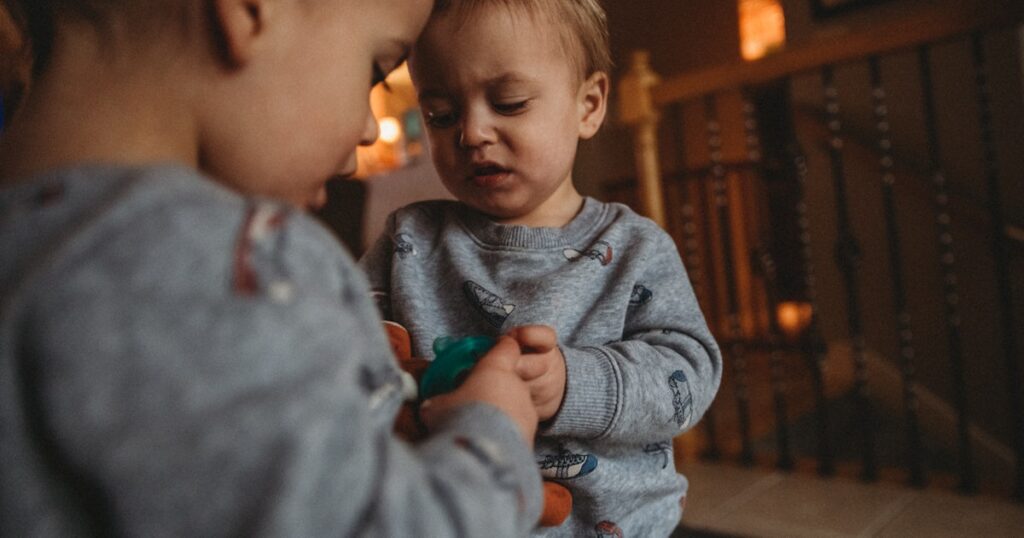 Mon tout-petit est un tyran.  Voici pourquoi j'ignore son mauvais comportement.
