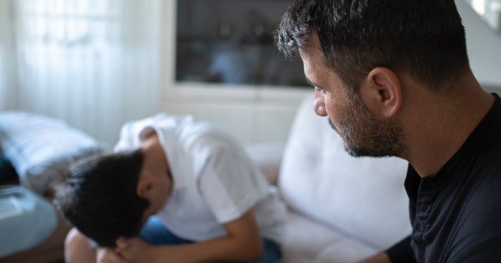 Crier après vos enfants est de la violence verbale et a des conséquences à vie