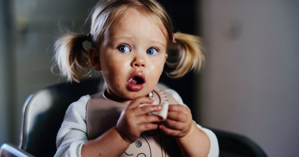 Les nouvelles recommandations en matière de régime alimentaire pour les tout-petits sont incroyablement simples – à une exception flagrante