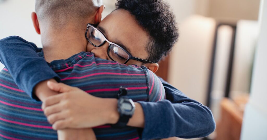 Pourquoi devriez-vous serrer votre enfant dans vos bras pendant au moins 20 secondes