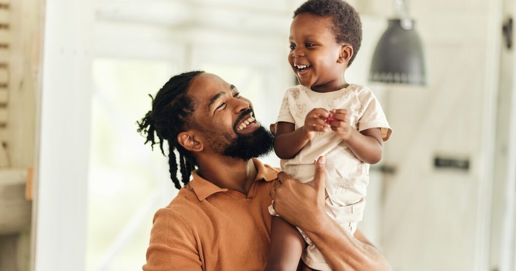 La clé pour élever des enfants serviables et gentils réside entièrement dans les parents