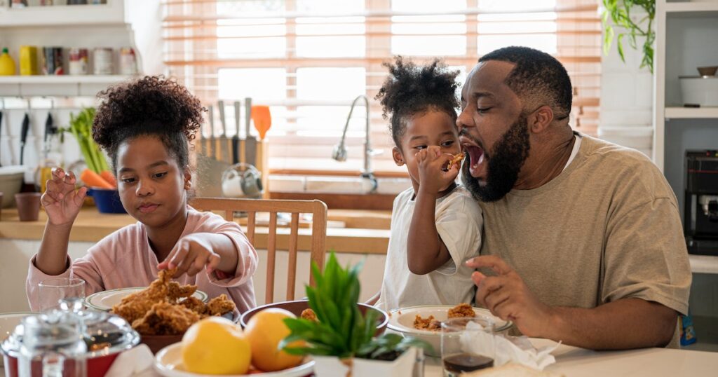 Le simple fait de se présenter au dîner peut rendre vos enfants plus intelligents sur le plan émotionnel