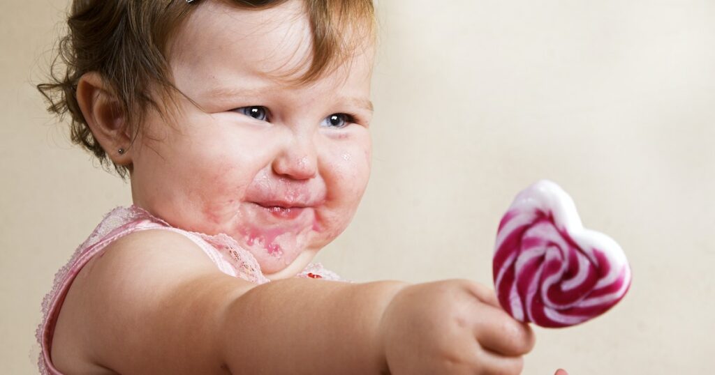5 raisons de laisser les enfants acheter des cadeaux, selon des psychologues pour enfants