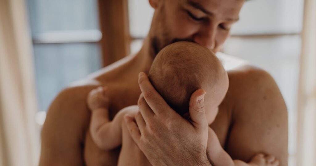 Oui, les prématurés ont aussi besoin d’un contact peau à peau