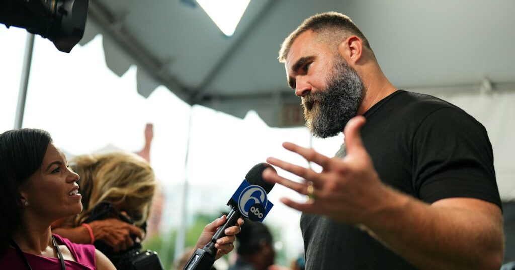Jason Kelce dit que les nouveaux papas n'ont besoin que de ces 4 choses dans la salle d'accouchement