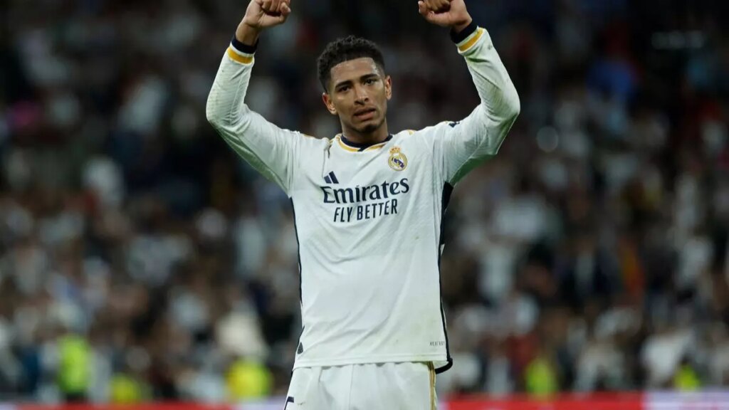 El centrocampista británico del Real Madrid Jude Bellingham celebra su gol durante el partido de la jornada 32 de LaLiga EA Sports entre Real Madrid y FC Barcelona, este domingo en el estadio Santiago Bernabéu de Madrid.