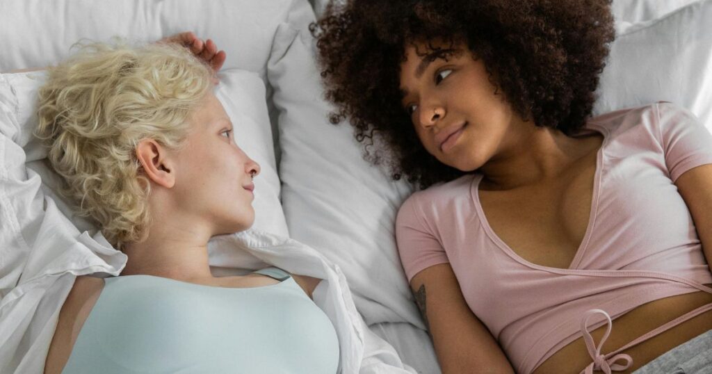 Cette technique sexuelle consciente est connue pour approfondir les connexions et intensifier les orgasmes