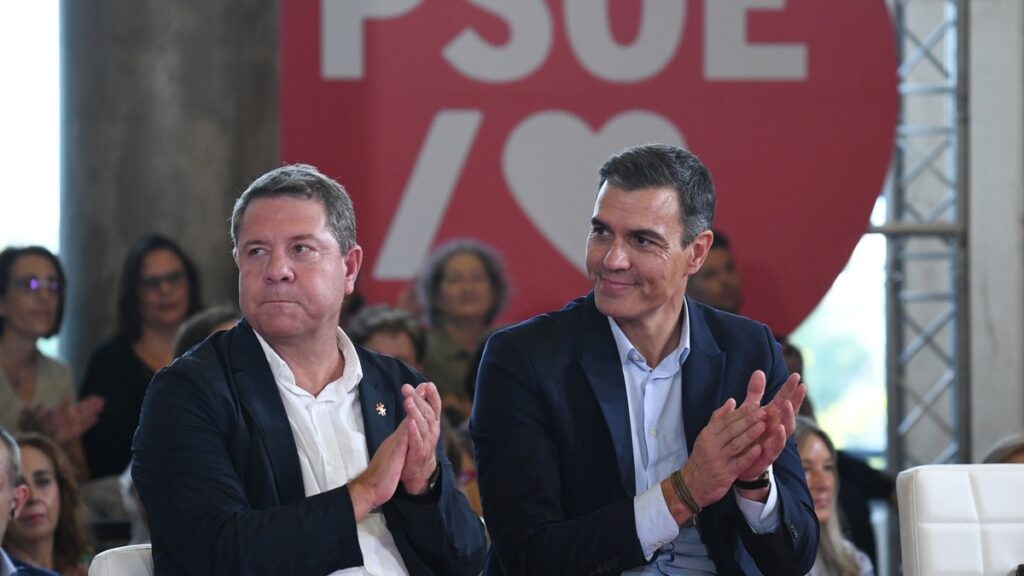 Emiliano García-Page (i), y Pedro Sánchez, en una imagen de archivo.