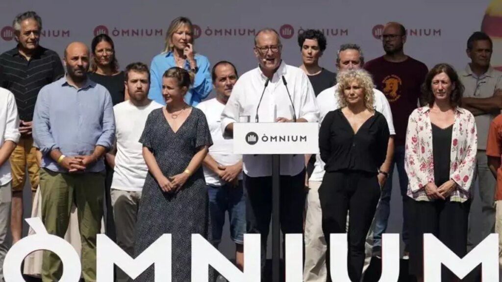 El investigado por el caso Tsunami y miembro de Òmniun, Oleguer Serra, anuncia que se ha "exiliado" en el extranjero