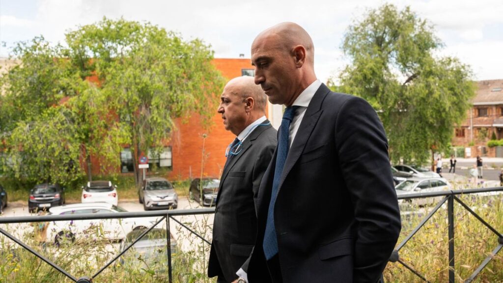 El juez abre juicio oral a Luis Rubiales por el beso "no consentido" a Jenni Hermoso