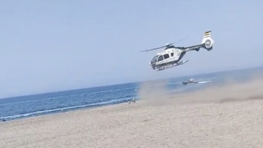 Poursuite spectaculaire par la Garde civile d'un bateau-taxi sur la plage de Retamar à Almeria