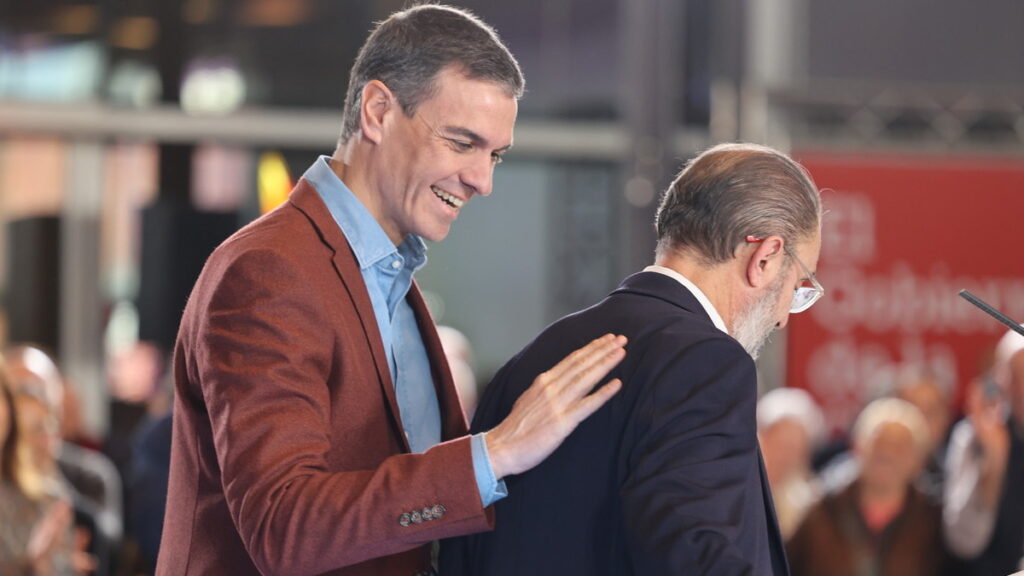 El secretario general del PSOE y presidente del Gobierno, Pedro Sánchez (i), y el presidente de Aragón, Javier Lambán, en una imagen de archivo.