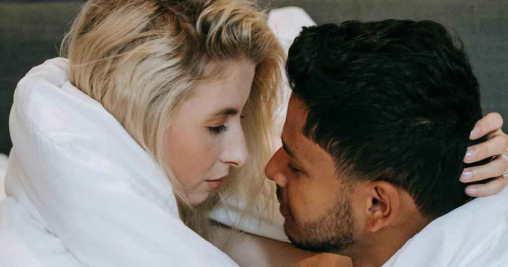 Est-il normal de n’avoir des relations sexuelles avec son partenaire qu’une fois par mois ?