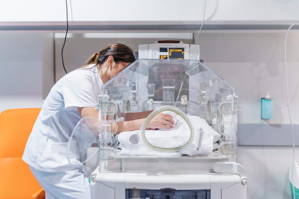 Des bébés saignent à mort à cause d’une maladie évitable en raison d’une tendance inquiétante