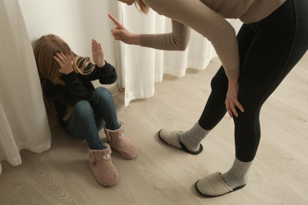 Les parents de la génération Y et de la génération Z admettent avoir donné la fessée à leurs enfants