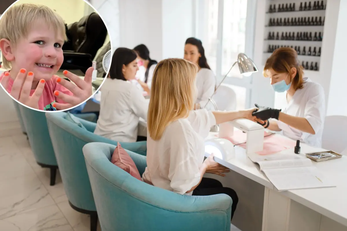 Son fils montre avec enthousiasme à son père ses ongles vernis