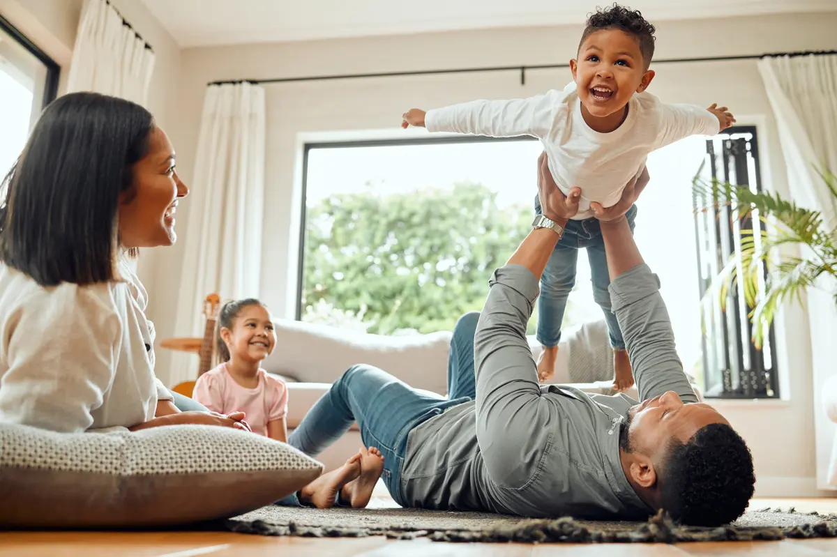 Grandir trop vite ? Les parents disent que l’enfance passe à côté