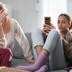 Les parents d&rsquo;adolescents perdent le sommeil en s&rsquo;inquiétant de la présence croissante de leurs enfants en ligne