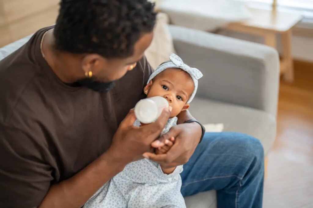 Le bébé qui allaite est un signal d'alarme à surveiller – et ce qui est réellement normal