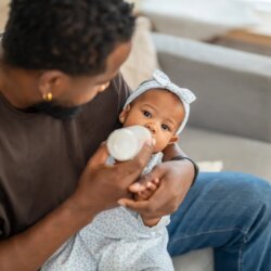 Le bébé qui allaite est un signal d&rsquo;alarme à surveiller – et ce qui est réellement normal