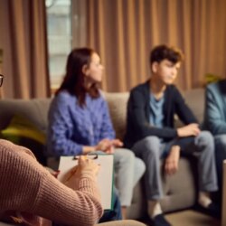La génération Z blâme les parents pour leurs échecs fait partie de la guérison : experts