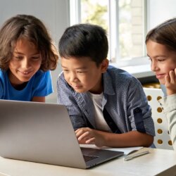 Les parents estiment que les enfants devraient acquérir des connaissances numériques dès leur plus jeune âge, selon une nouvelle enquête