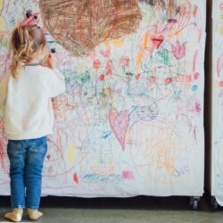 Comment apprendre aux enfants à dessiner : conseils et erreurs courantes
