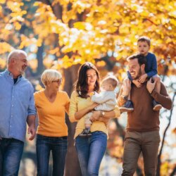 Les parents affirment qu&rsquo;élever des enfants nécessite un groupe de soutien plus large qu&rsquo;il y a une génération : nouvelle enquête