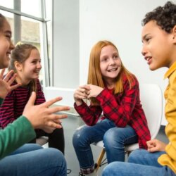 « Hey frérot, pas de casquette : ils m&rsquo;ont friendlyzoned », « Et pourtant tu es une chèvre ! » : les dialogues surréalistes de la Gen Z