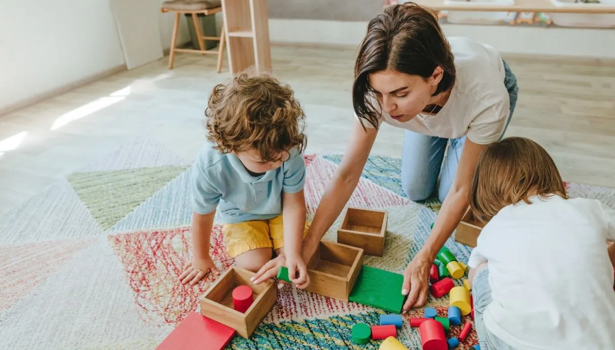Nounous jouant avec les enfants